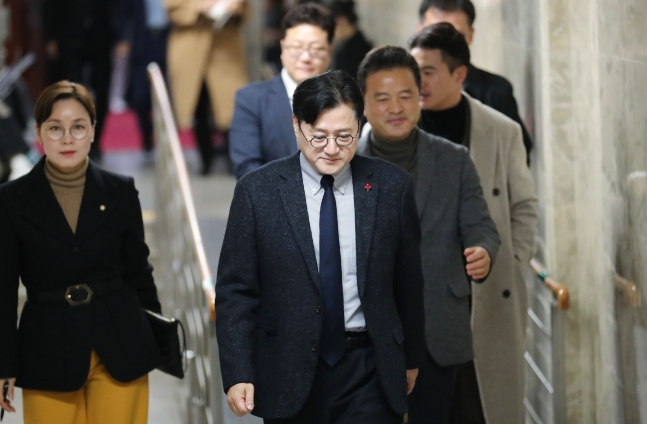 친명, <b>이낙연</b> 향해 “<b>신당</b> 초전박살 낼 것”...野 의총 내분 격화