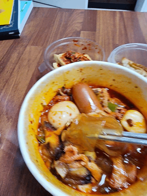  갠취핵맛 : )GS편의점 마라 소시지떡볶이