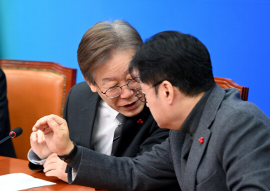 민주당 ‘<b>고문치사</b> 연루’ 이재명 특보 ‘<b>공천</b> 적격’ 판정... 