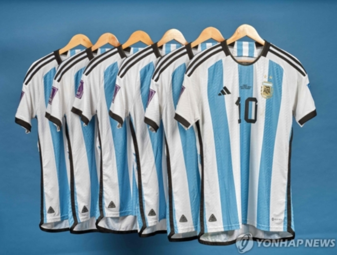 <b>메시 월드컵 우승</b> 유니폼, 100억원 팔려