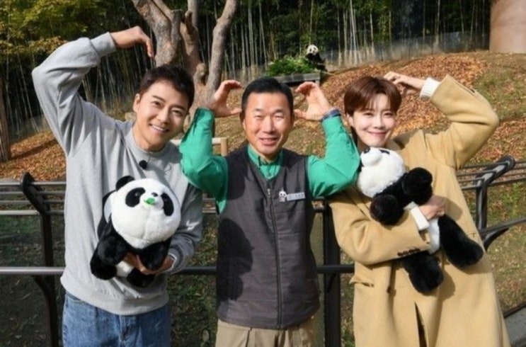 <실시간 핫이슈> '푸바오와 할부지' 강철원 사육사 "푸바오 웃으며 보내줄 것, 평생 행복하길" <실시간 핫이슈> '푸바오와 할부지' 강철원 사육사 "푸바오 웃으며 보내줄 것, 평생 행복하길"