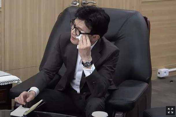 “<b>아들</b>과 <b>장관</b>님 눈 닮았다”... 엄마 말에 울어버린 <b>한동훈 장관</b>.