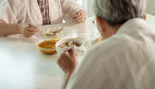 하루 세 끼 '혼밥'하면 노화 더 빨리 진행된다…그 이유는? 하루 세 끼 '혼밥'하면 노화 더 빨리 진행된다…그 이유는?