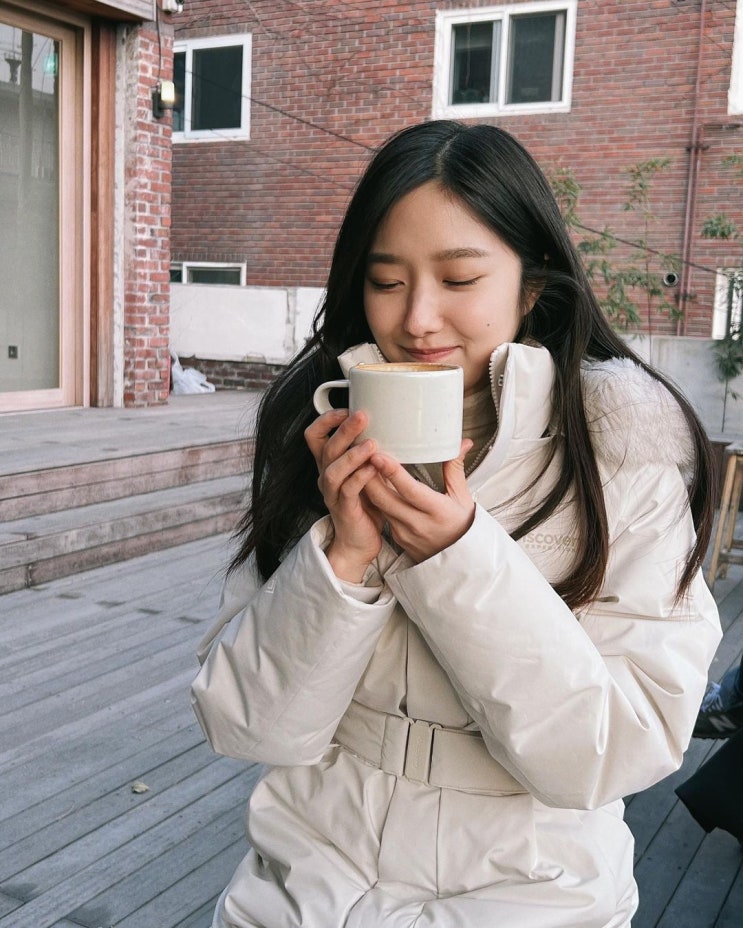  요즘 여성들이 자연스레 선택하는 긴 길이감의 디스커버리 코트형 여자 롱 패딩 코디 추천 w. 이혜성