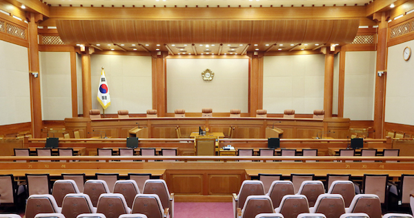 개별적 권리와 공익의 필수 불가결한 경합 : 에이즈예방법에 대한 국가인권위원회와 헌법재판소 간 이견을 중심으로