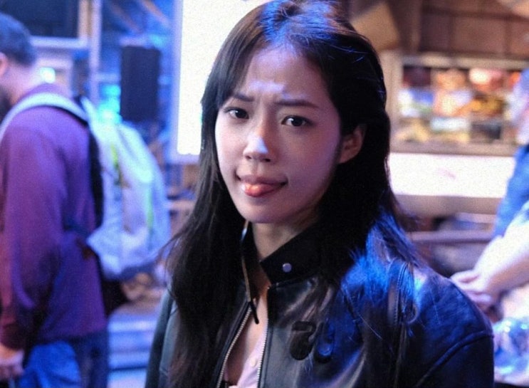  배우 노윤서의 LA여행에서 함께한 꾸안꾸 룩 느낌의 여성 비건 레더 가죽 자켓 코디 추천
