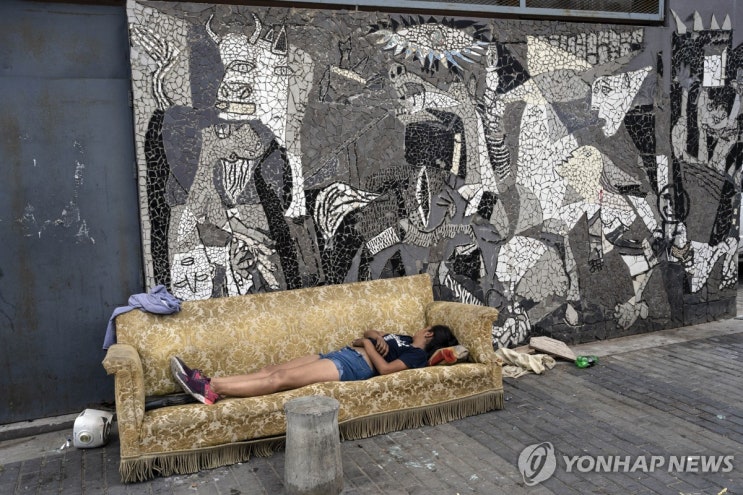 아르헨 "굶는 아이 130만명인데, 관저 벽화 보험료가 34억원" 아르헨 "굶는 아이 130만명인데, 관저 벽화 보험료가 34억원"