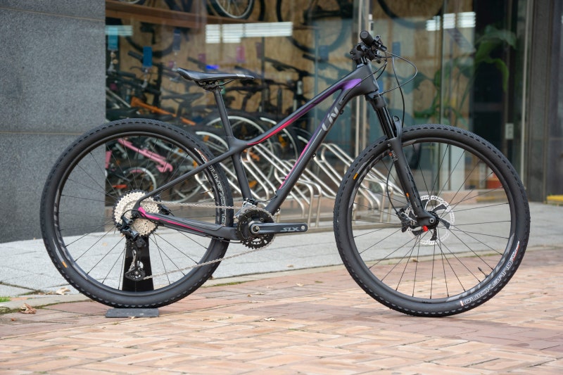자이언트 리브 옵세스 어드밴스 2 유일한 여성용 카본 MTB