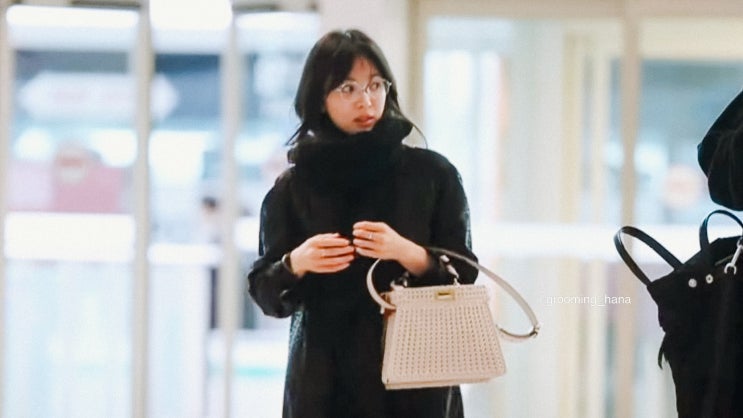  송혜교 공항 패션: 연예인 가방, 펜디 피카부백의 매력과 가격