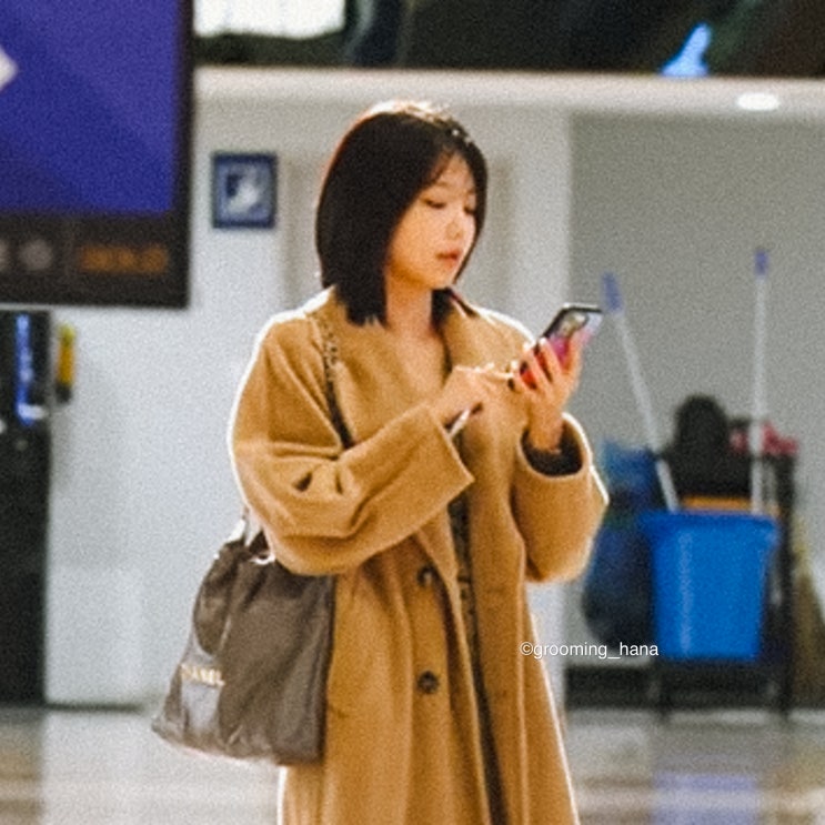  최수영 겨울 공항 패션: 막스마라 롱코트와 샤넬 여성 핸드백 코디