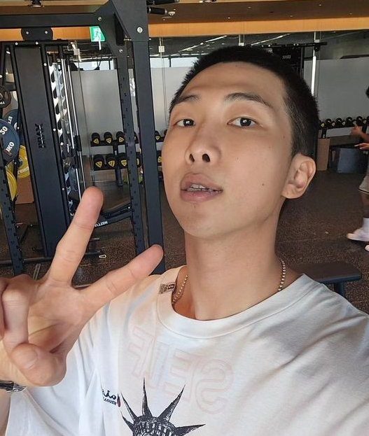  방탄소년단 군대 삭발 이마라인 너무 자연스럽고 존잘이다 전혀 현실 이대남같지 않으시다 고우시다