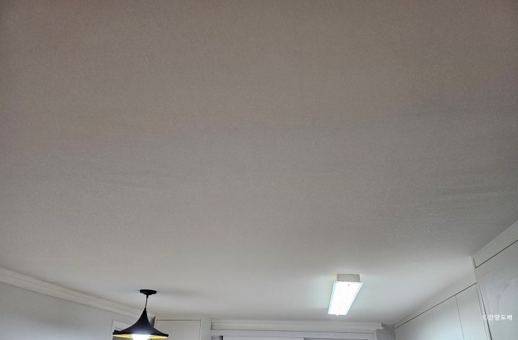 [안양도배] 안양 호계동 빌라 거실 천장과 벽 실크벽지 부분도배