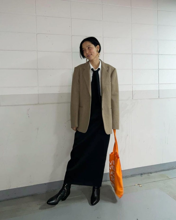  40대 커리어우먼의 오피스룩 패션 스타일로 김나영의 센스 있는 헤링본 블레이저 자켓 코디