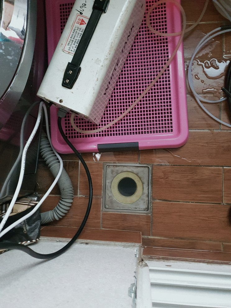  세탁실 얼음 얼어서 빌라 2층배수관 갑자기 역류 얼었을때 녹이는 방법