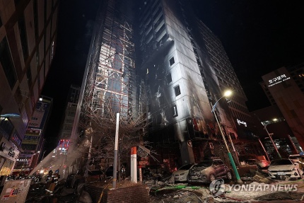 [화재속보]화재심각(<b>인천</b> 호텔 주차장 화재로 54명 <b>중경상</b>)
