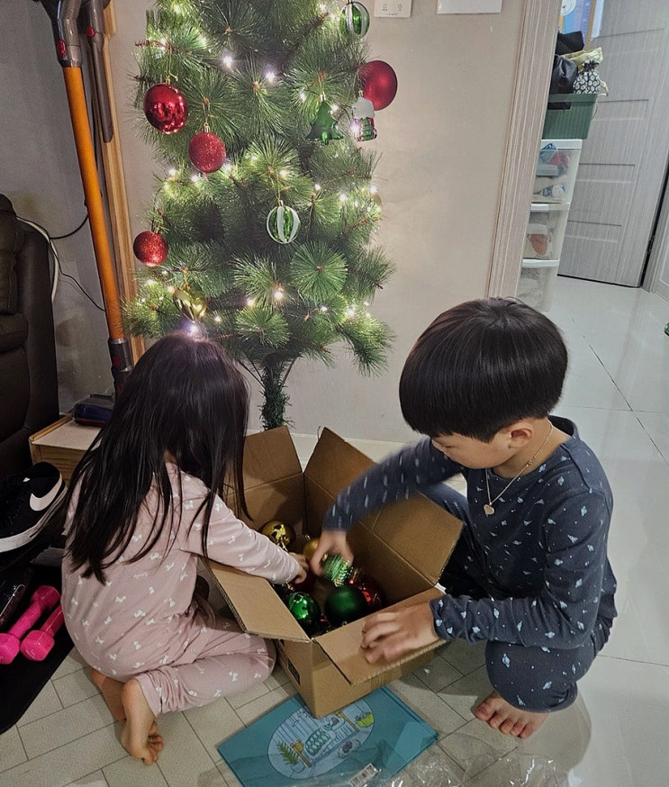 내가 만든 트리, 우리의 주말 하루아이들과 함께 크리스마스트리 만들기. 내가 만든 트리, 우리의 주말 하루아이들과 함께 크리스마스트리 만들기.