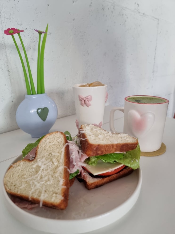  창원 사림동카페 "윗하우스" 예쁜 소품이 가득한 창원샌드위치 맛집