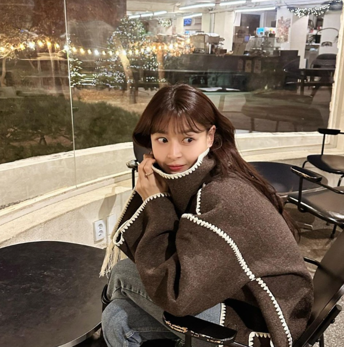  매력적인 소개팅룩 코디로 배우 권나라의 유니크한 여자 스카프 자켓과 함께한 OOTD 추천