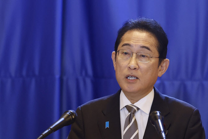 지지율 16% 또 최저…퇴진 위기 몰린 <b>기시다</b>
