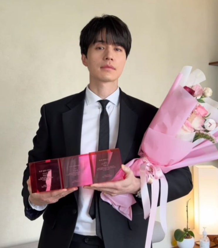 <연예가핫이슈> 이동욱, 진짜 유튜버 다 됐네 "더 큰 웃음으로 보답하겠...휴" 평온한 표정까지 <연예가핫이슈> 이동욱, 진짜 유튜버 다 됐네 "더 큰 웃음으로 보답하겠...휴" 평온한 표정까지