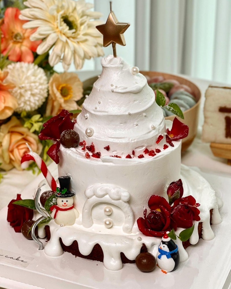 20년 된 결혼 케이크 한 조각 드실 분? 할머니가 오늘 냉동실에서 꺼내서 저한테 주셨어요. 저 결혼 첫 해까지 보관해 주시기로  했는데... 20년이나 가지고 계셨네! : r/nostalgia, image size:800x999