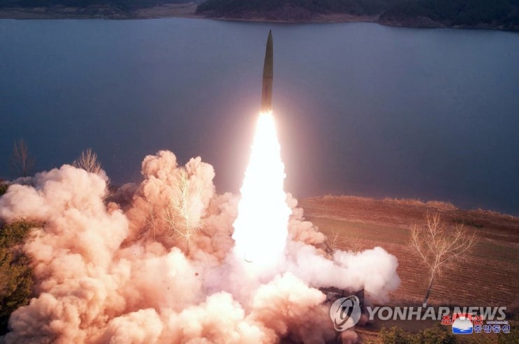 북한, 10시간만에 또 동해상으로 <b>장거리 탄도미사일</b> <b>발사</b>...... 