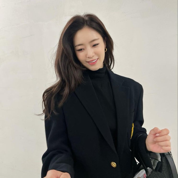 아이비리그 스타일의 프레피룩 완성을 도울 매력적인 여자 싱글 블레이저 자켓 코디 추천 w. 함은정