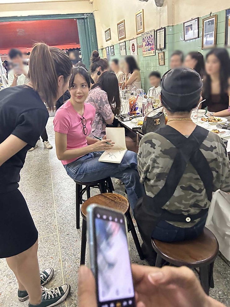블랙핑크 리사, 삼성 이재용 딸·대상그룹 임세령 부회장과 태국 여행..."재벌가만 어울리나" 블랙핑크 리사, 삼성 이재용 딸·대상그룹 임세령 부회장과 태국 여행..."재벌가만 어울리나"
