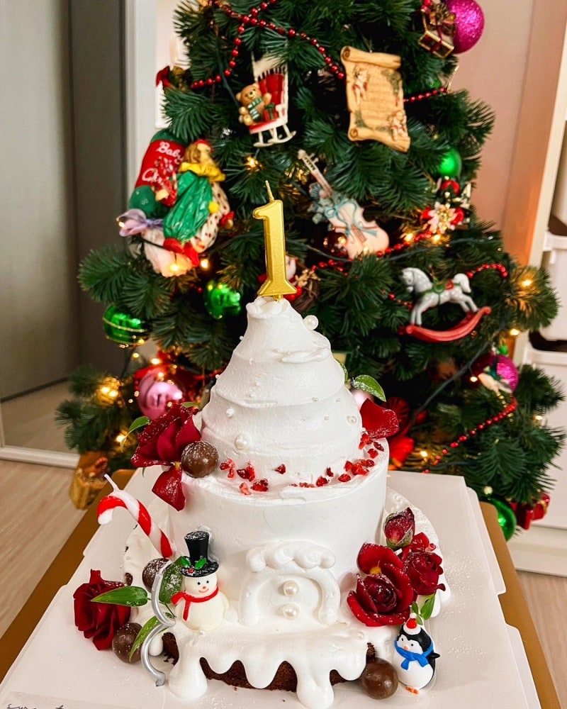 랭x 한x 마트 굿x 닝 베이커리 에서 구입 한건데 케이크 옆면에서 물이 질질 나와요 .╥_╥ 저번에도 그래서 그러려니 했는데  옆에ㅜ비닐를 떼니 더 주루룩 물 나오고 옆에 크림이 흐물 흐물 죽처럼 되는데 이거, image size:800x1000