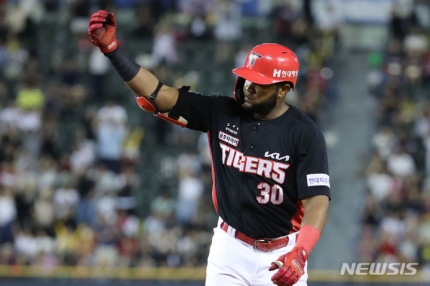  오피셜) KBO 프로야구 기아타이거즈 소크라테스 테스형 120만 달러 재계약 : 소크라테스 연봉 기록 분석 프로필