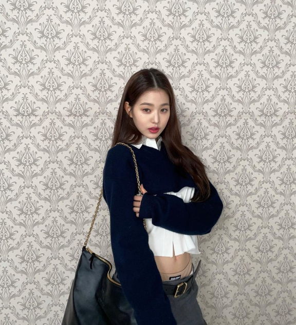  여자 연예인의 센스 있는 선택이 빛나는 편한 구두 중 여성 명품 브랜드 미우미우 페니 로퍼 추천