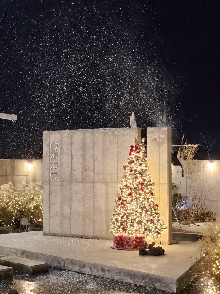 [부산 사상 카페 오르디] 대형 크리스마스트리와 눈이 내려 환상적