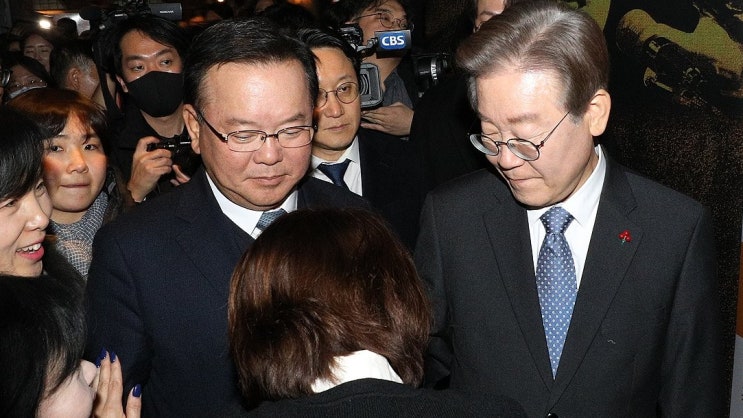 [<b>통합</b> 행보] <b>이재명</b>, <b>김부겸</b>·동교동계와 DJ 다큐 시사회서... 