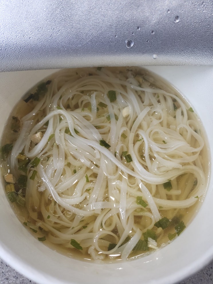  깔끔하고 담백한 에머이 쌀국수 컵라면 소고기맛 칼로리