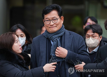 [속보]'민주 전대 <b>돈봉투 의혹</b>' <b>송영길</b> 구속…법원 "증거인멸 염려"