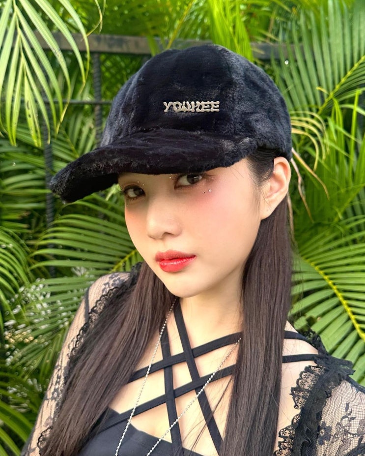  폴리 혼방으로 구성된 부들부들한 야구 모자 타입의 여성 퍼 볼캡 추천 w. 레드벨벳 조이