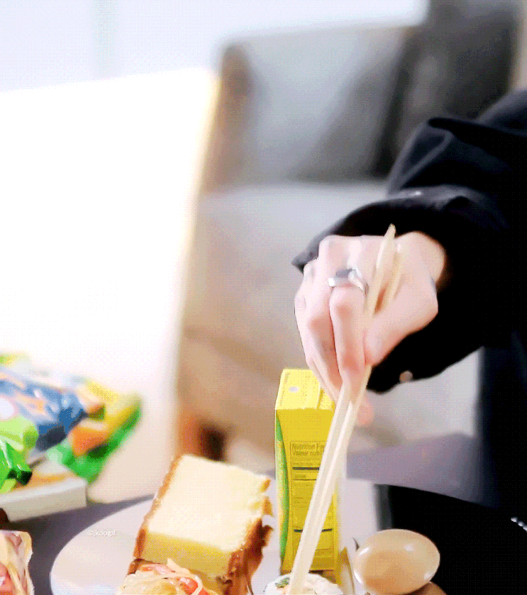 <b>정국</b>] 231219 <b>스포티파이</b> 유튜브 '세븐'으로 10억 <b>스트리밍</b>... 