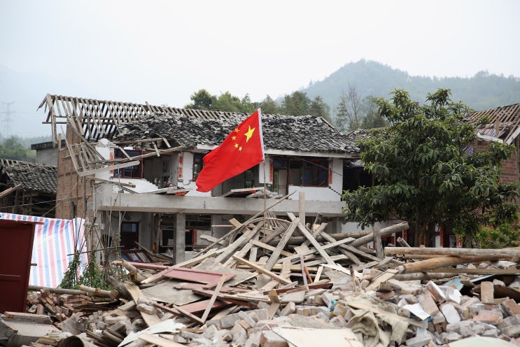 중국 간쑤성 6.2 지진으로 최소 100명 이상 사망, 구조대원들이 영하의 추위와 싸우며 구조 작업 진행중!