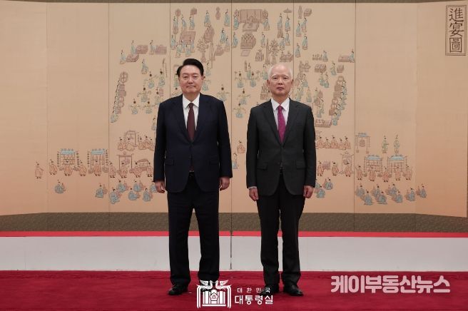 윤석열 <b>대통령</b>, <b>헌법</b>재판소 <b>재판관</b>(정형식) 임명장 <b>수여</b>
