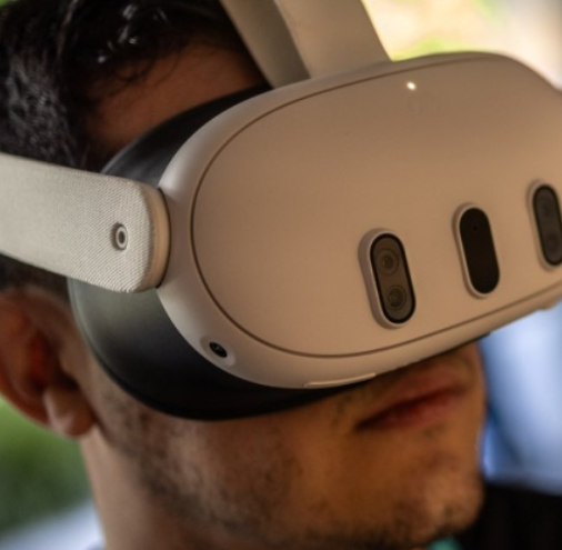  VR 시장 위축에 직격탄 맞은 메타, 내년에는 강적 애플과 경쟁 앞둬