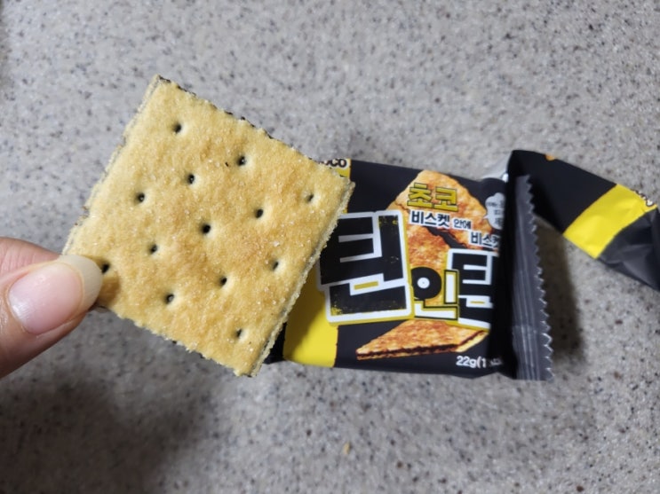  세겹으로 된 얇고 바삭한  비스킷 틴인틴 초코 과자
