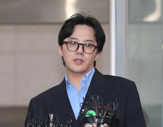 <b>지드래곤</b> 마약 투약 의혹 <b>무혐의</b>, 21일 <b>지드래곤</b> 없이 <b>기자회견</b>... 
