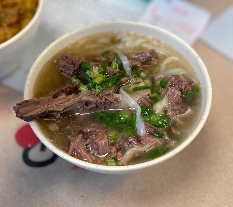  소고기가 잔뜩 들어있는 진한 맛의 국수 / 홍콩 카우키 레스토랑 ( Kau Kee Restaurant )