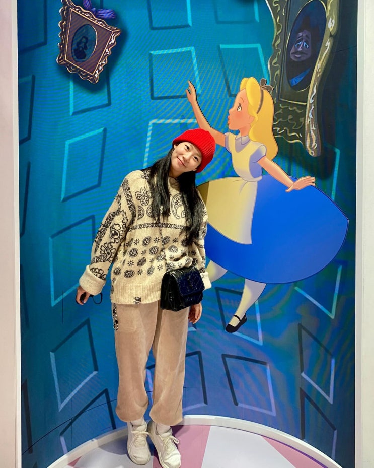 카라 한승연이 착용한 몽클레어 팜엔젤스 여성 맨투맨 스웨터 정보 카라 한승연이 착용한 몽클레어 팜엔젤스 여성 맨투맨 스웨터 정보