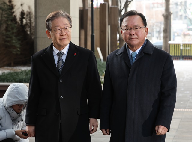 <b>이재명</b> “힘 모아야”...<b>김부겸</b> “범민주·진보 아울러야”