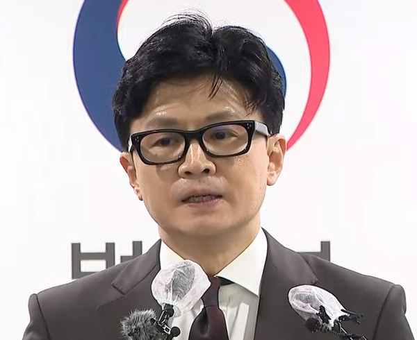 국힘 <b>비대위원장</b> 거론 한동훈에 <b>김종인</b>, "등판 빠르다"