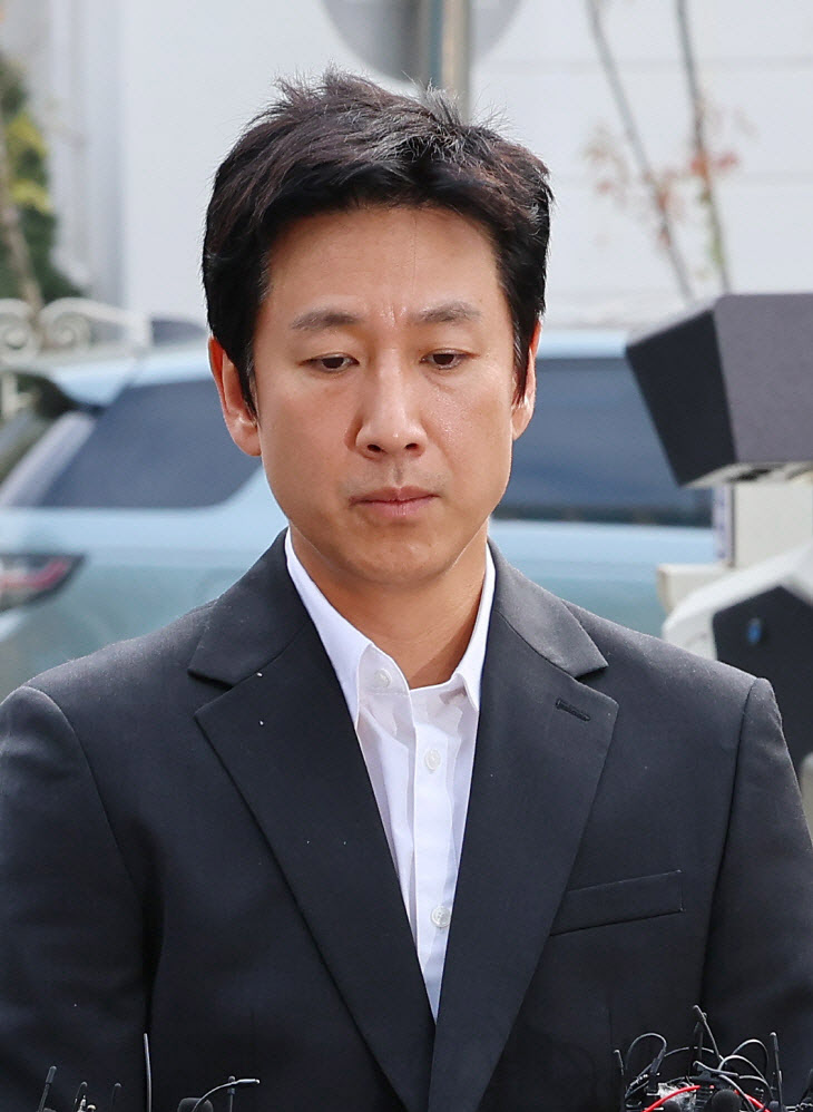 '마약 <b>혐의</b>' <b>이선균</b> 주말 <b>3차</b> 소환…공갈 피해도 조사