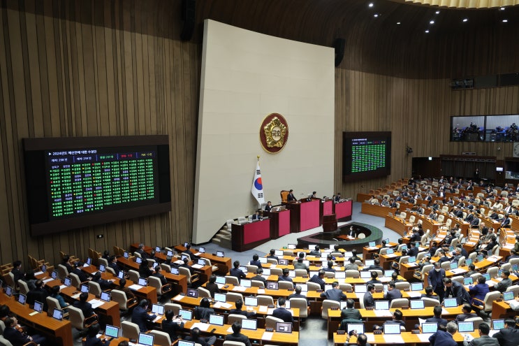 김진표 의장, 여야 대립 첨예한 상황 속 중재자 자처·뚝심 통해... 