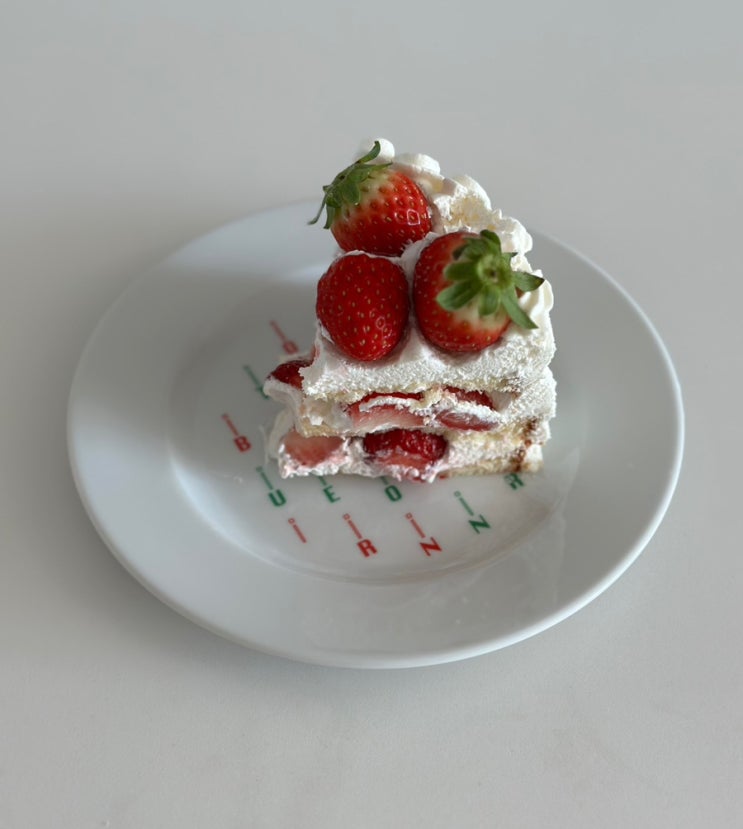 버티컬커피 홍대카페 딸기케이크 | 홍대케이크, 홍대 크리스마스케이크