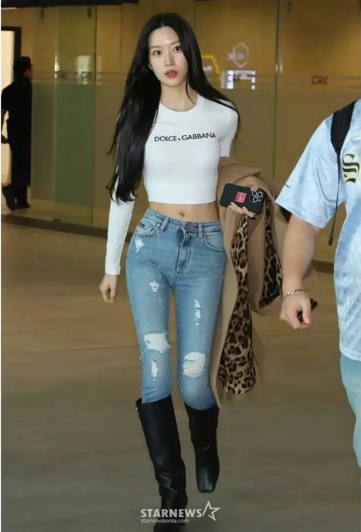'인간 돌체' 문가영, 이 추위에 맨살 드러내는 크롭티...진정한 패셔니스타의 공항 패션 가이드 '인간 돌체' 문가영, 이 추위에 맨살 드러내는 크롭티...진정한 패셔니스타의 공항 패션 가이드